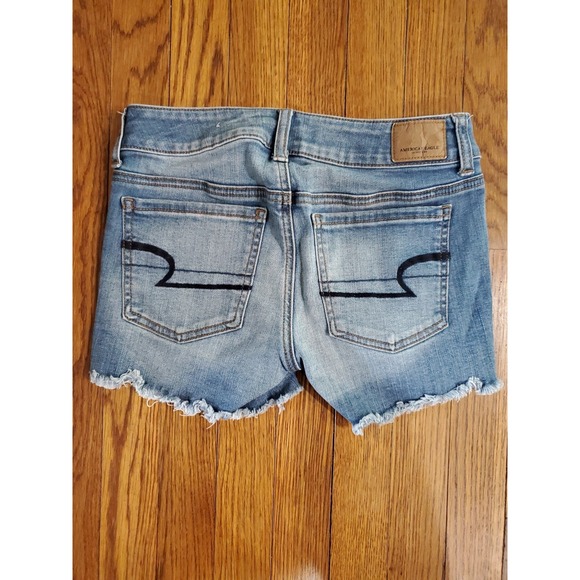 American Eagle AEO womens Sz 2 Super stretch Cut Off Denim shorts Medium Wash - Picture 3 of 4